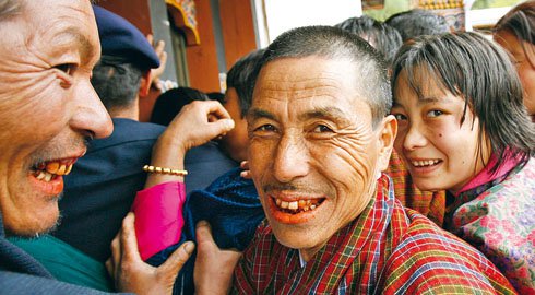 Bhutanese men chewing betel-nuts struggle to get into a polling station in Paro town Экономика счастья