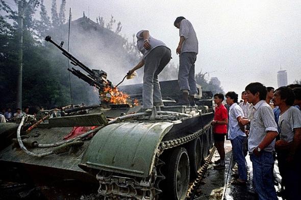 Военные не вооружены и противопоставить ничего, кроме рукопашной, пока не могут